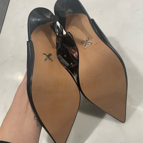 NWT Express Black Slingback Kitten Heels with Gold Metal Toe Sz 6 - Picture 3 of 3